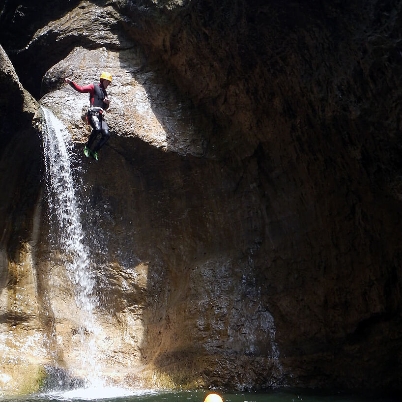 8 Meter Sprung in smaradgrünes Wasser