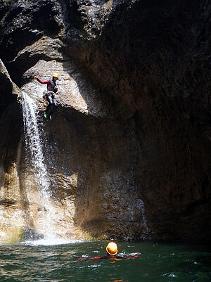 8 Meter Sprung in smaradgrünes Wasser