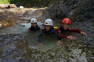 Kinder am Einstieg der Canyoningtour Steinbachgraben