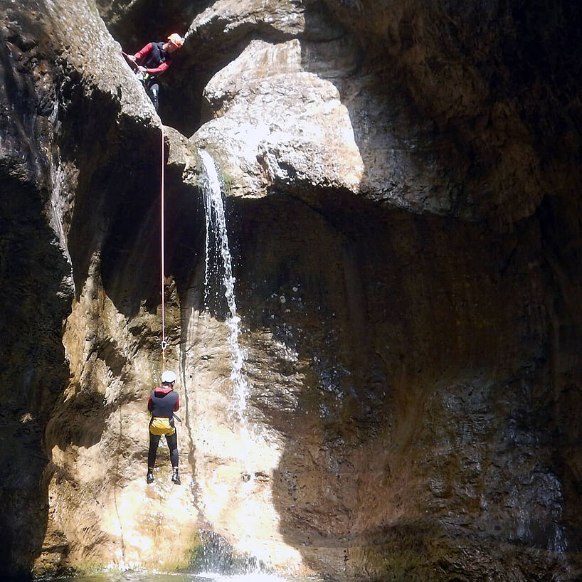 abseilen am 8 Meter Sprung in der Strubklamm
