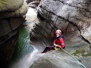 aktives Abseilen beim Canyoning (im Grabenbach bei Bad Ischl) einfache Abseilstelle beim Canyoning