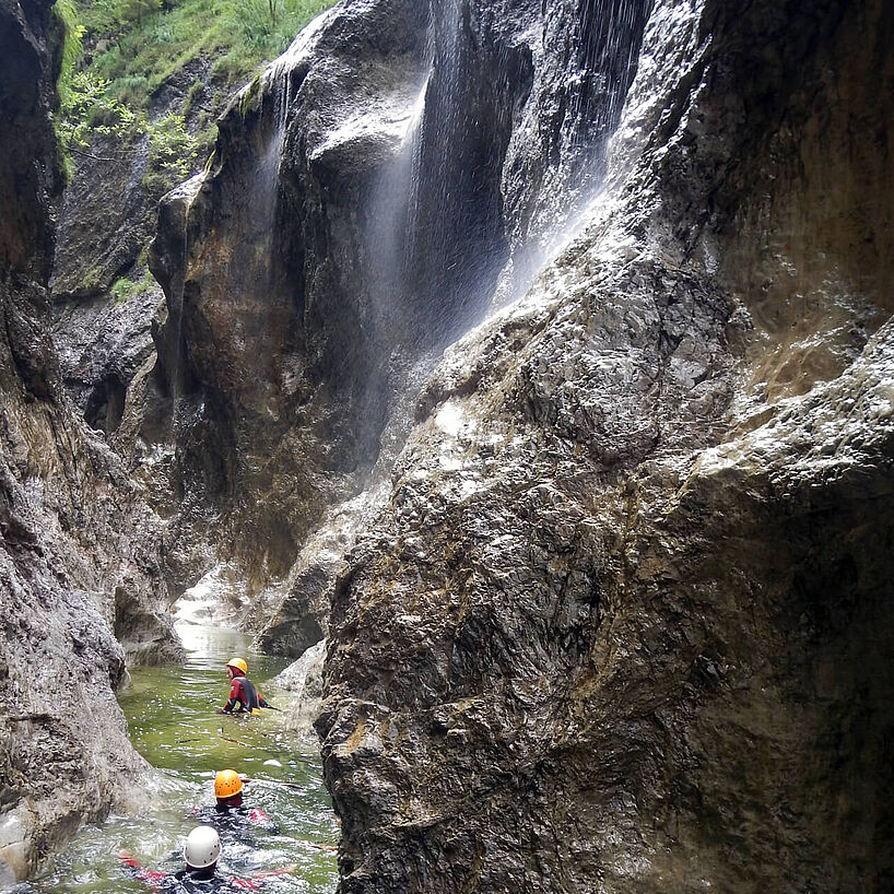 Wasserfälle an den Schluchtwänden