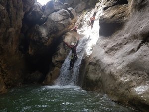 lustige Rutsche im mittleren Teil der Schlucht Rutsche in der Burggrabenklamm